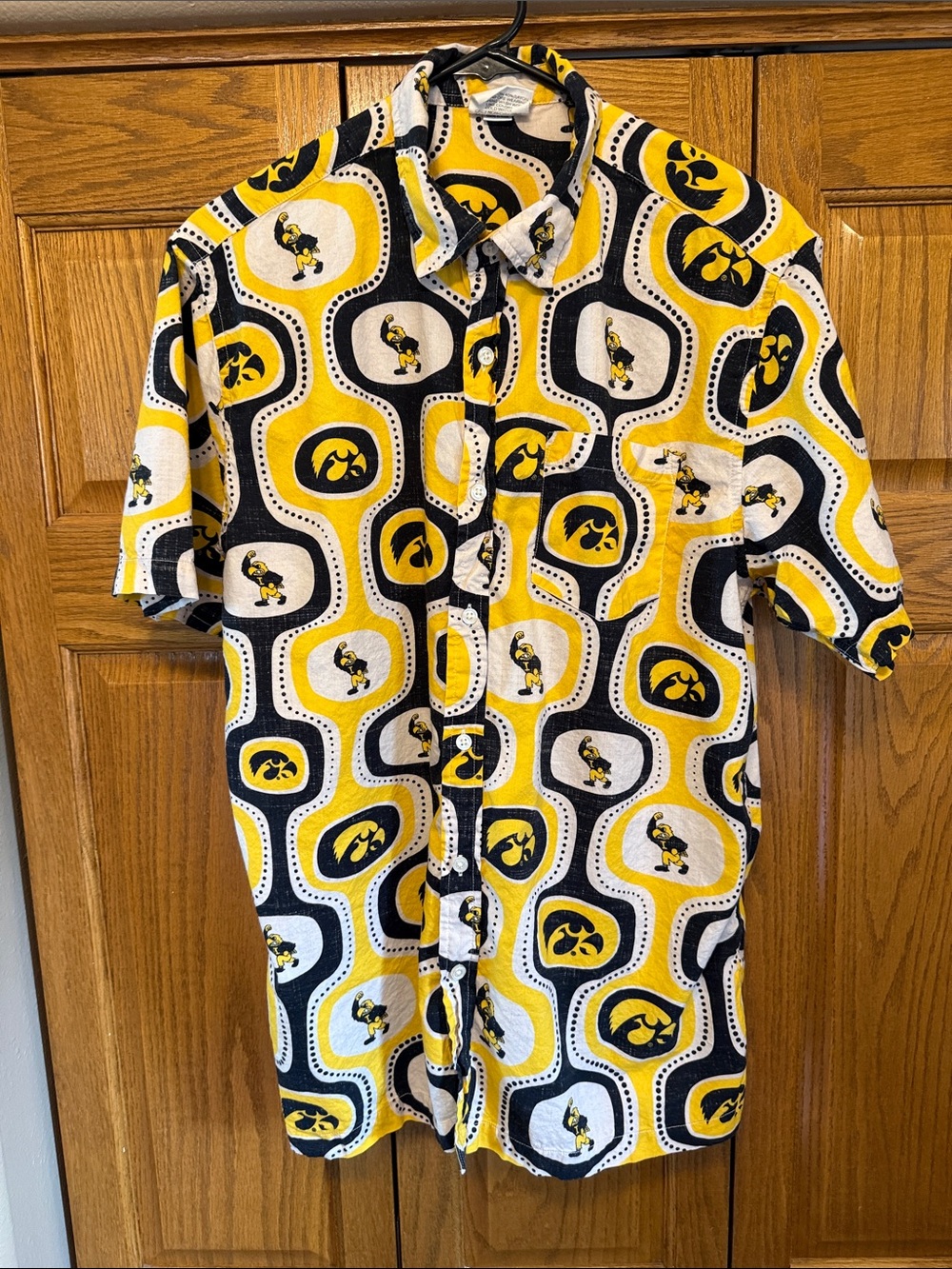 Iowa Hawkeyes Yellow & Black Short-Sleeve Button-Up Shirt